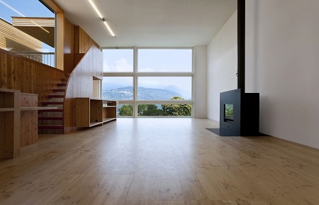 Moderner Wohnraum mit Holztreppe, Kaminofen und Panoramafenster, Bergblick