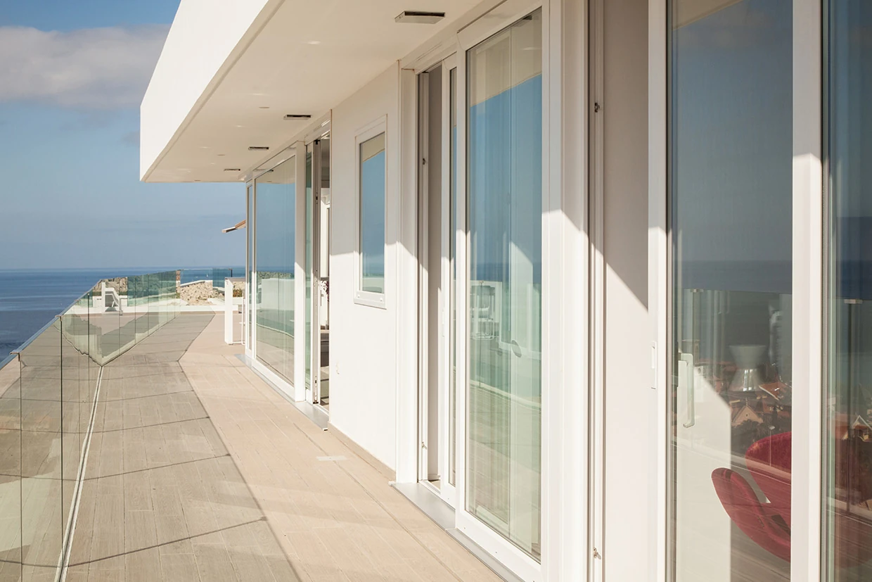 Moderne Wohnung mit Glasfront und Balkon, Meerblick und Sonnenterrasse