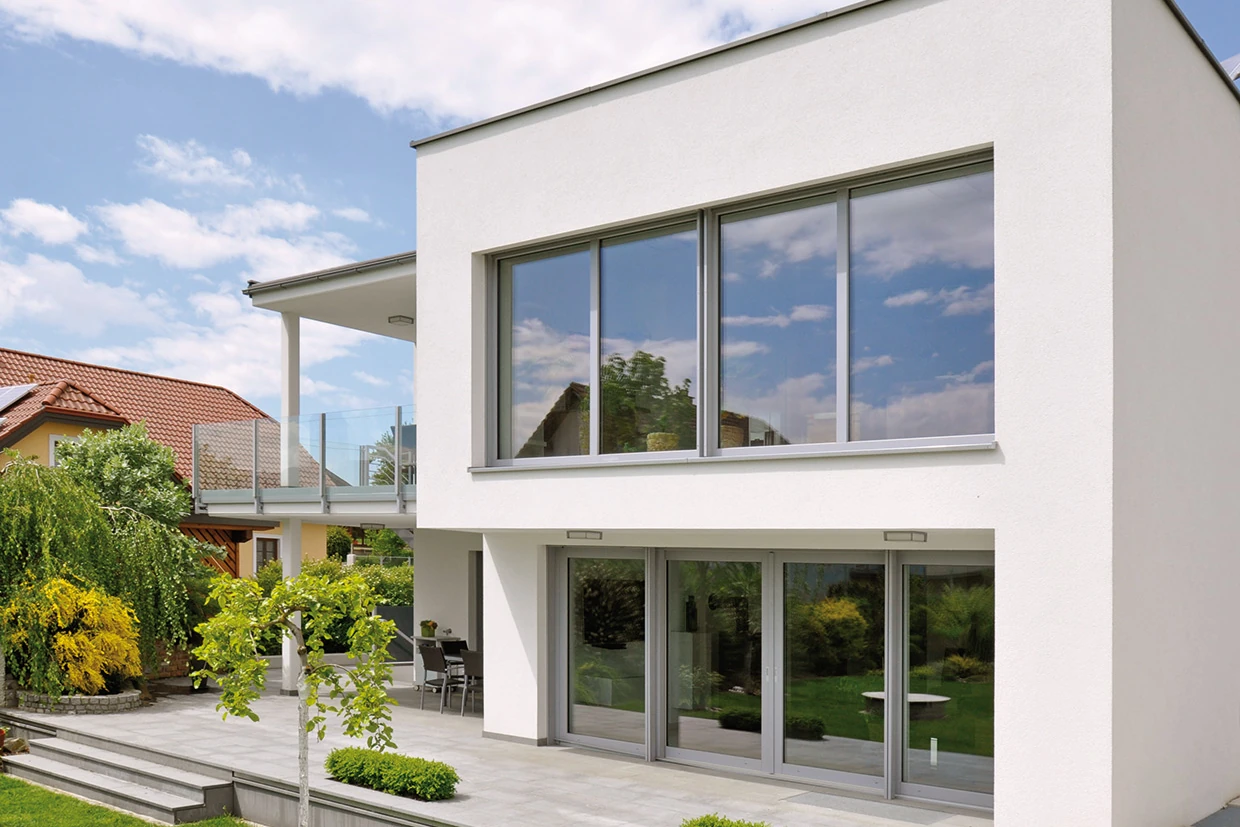 Modernes Einfamilienhaus mit großen Glasfronten, Terrasse und Garten
